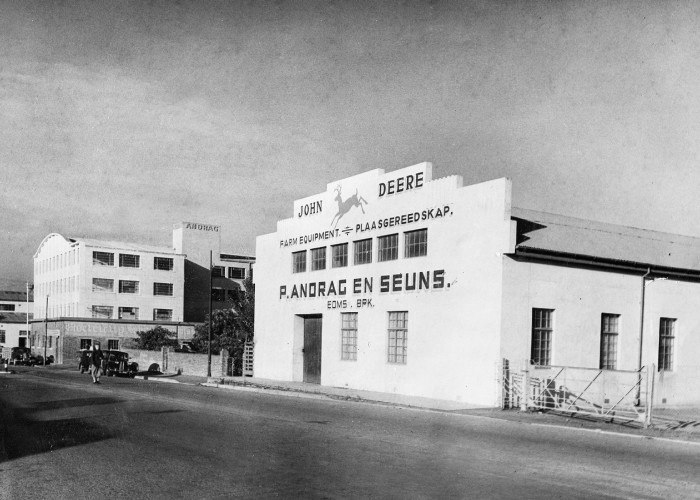 John Deere agent building 1937